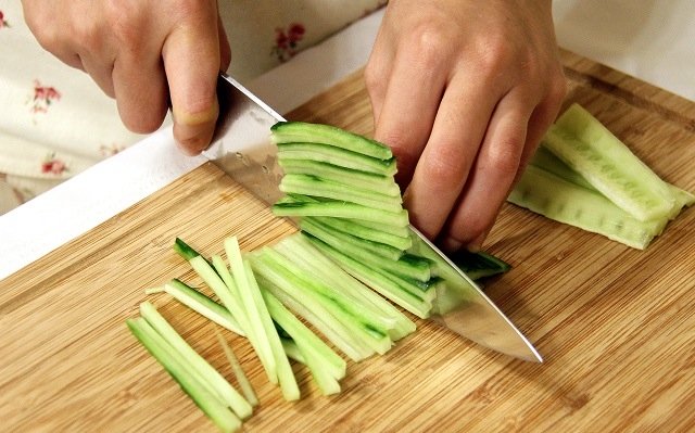 Режем соломкой. Огурцы нарезанные соломкой. Нарезка огурцов соломкой. Режем огурцы соломкой. Овощная нарезка огурец соломкой.